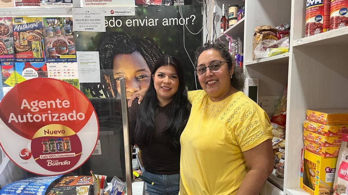 Heidy, junto a su sobrina en la tienda.