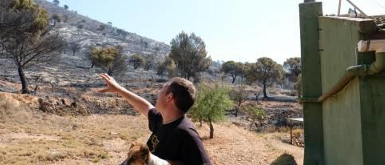 Jaume Pascual Cirera con su perro, que por poco se pudo salvar de las llamas.