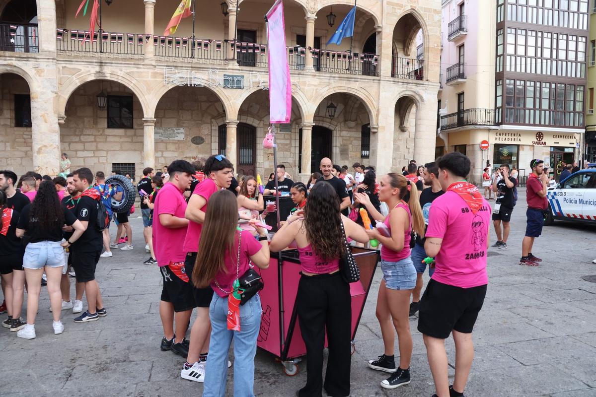 Las peñas calienta motores para la hoguera de San Juan