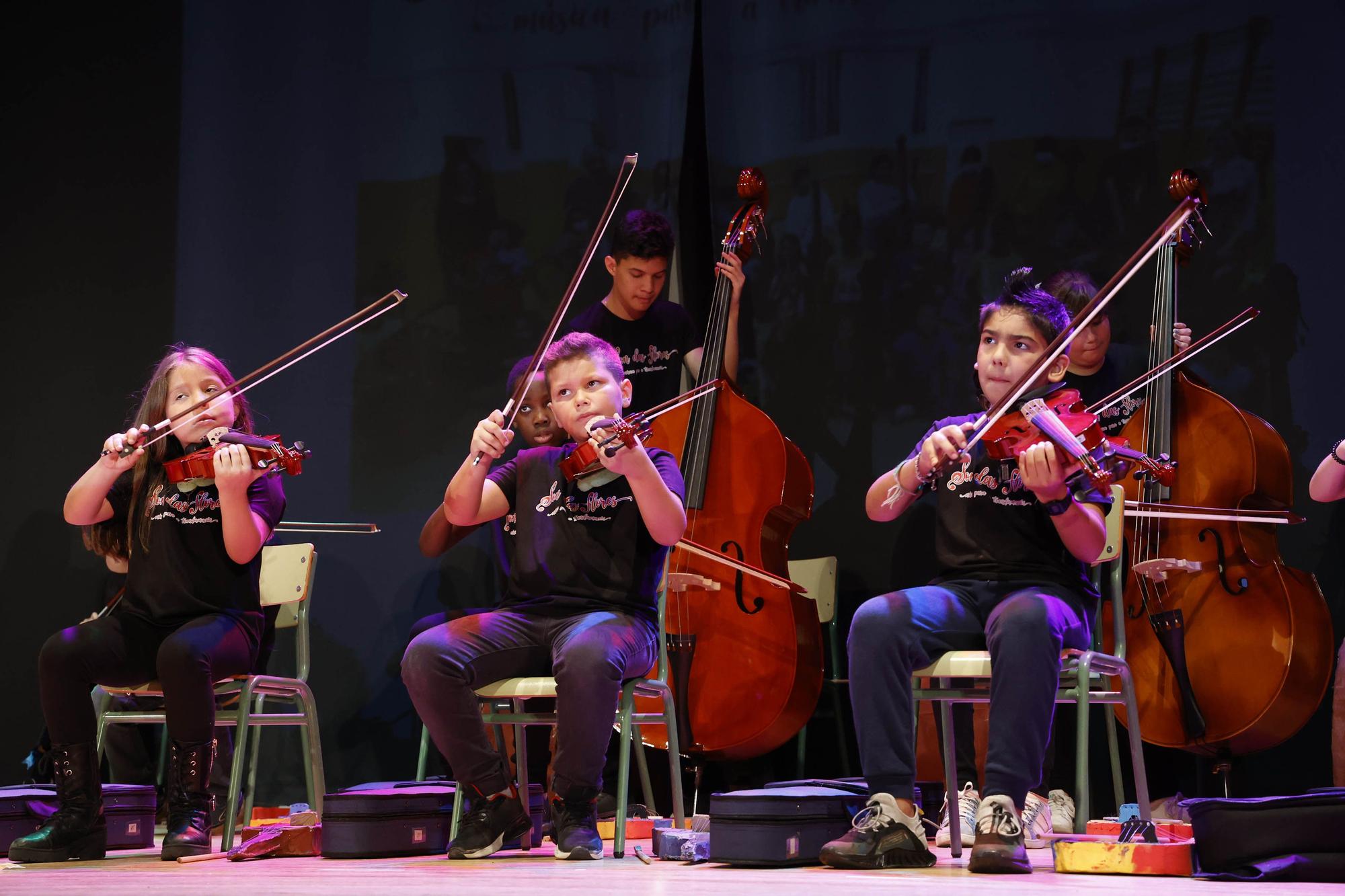 Primer concierto de la orquesta 'Son das Flores' del CEIP Vicente Risco, en junio de 2022