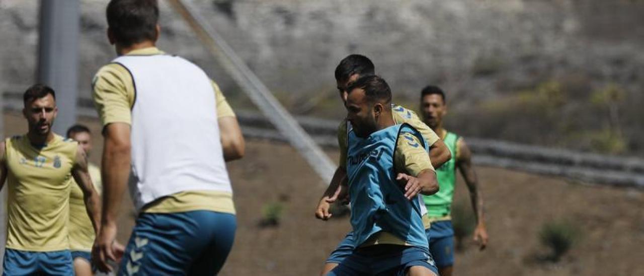 Jesé –con peto azul–, perseguido por Fabio durante el entrenamiento de ayer en Barranco Seco. | | LP/DLP