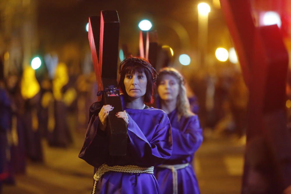 Elche se echa a la calle para acompañar a la Mare de Déu de les Bombes