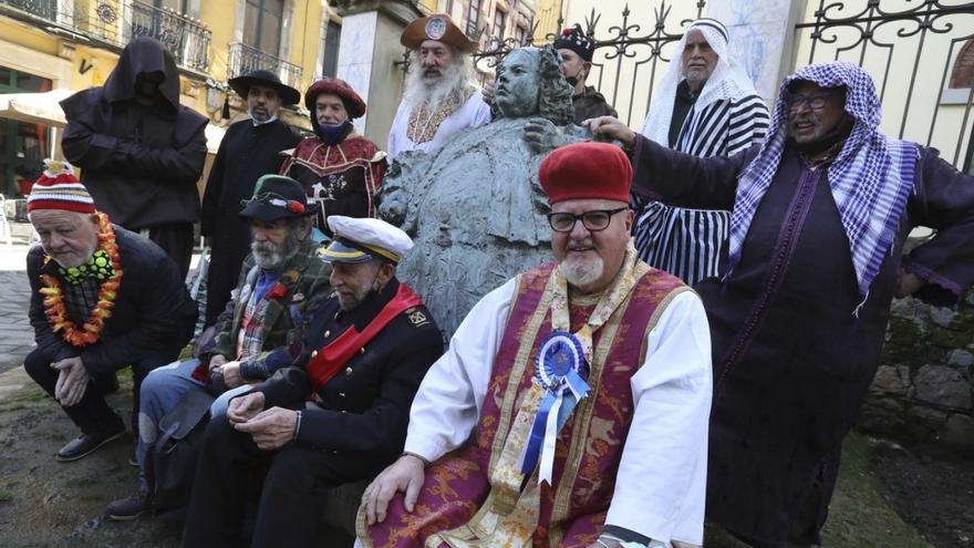 El Santo Entierro sale de la clandestinidad en Avilés