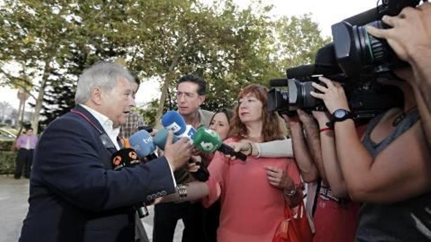 Alfonso Rus, a su llegada ayer a los juzgados.