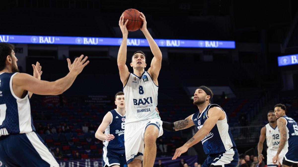 Álex Reyes penetrando a canasta