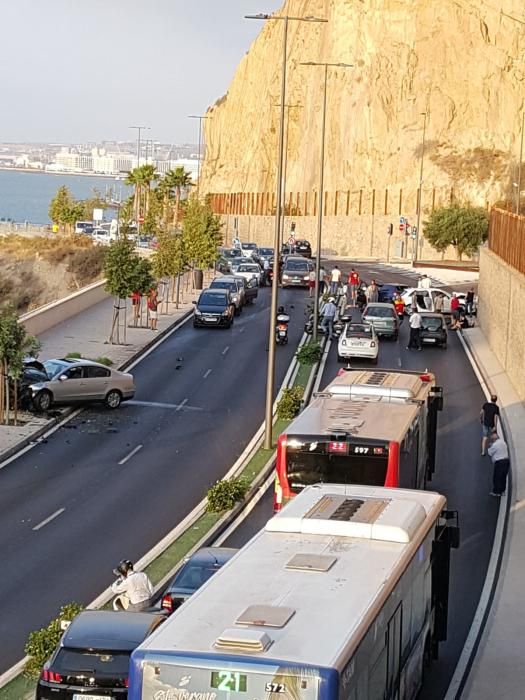 Accidente de tráfico en la avenida de Villajoyosa de Alicante