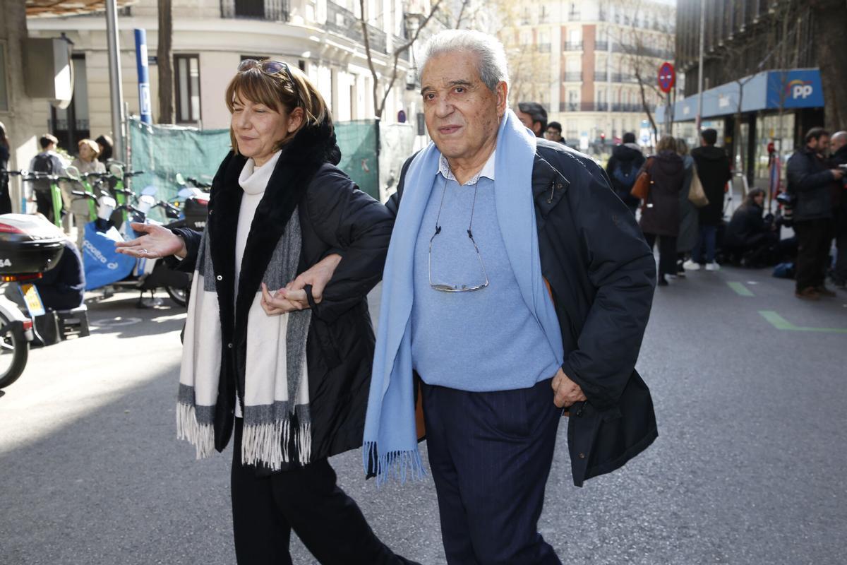 Chonchi Alonso y Andrés Pajares salen de la capilla ardiente de Carlos Saura instalada en la Academia de Cine, a 13 de febrero de 2023, en Madrid (España). FAMILIARES;CAPILLA ARDIENTE;CARLOS SAURA;DIRECTOR José Ruiz / Europa Press 13/02/2023. ANDRES PAJARES;CHONCHI ALONSO;José Ruiz;