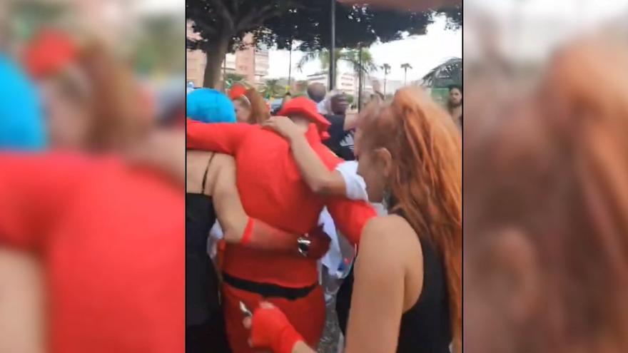 Hecha la ley, hecha la trampa: los carnavaleros improvisan un &#039;after&#039; en la calle tras haber sido prohibidos por Santa Cruz