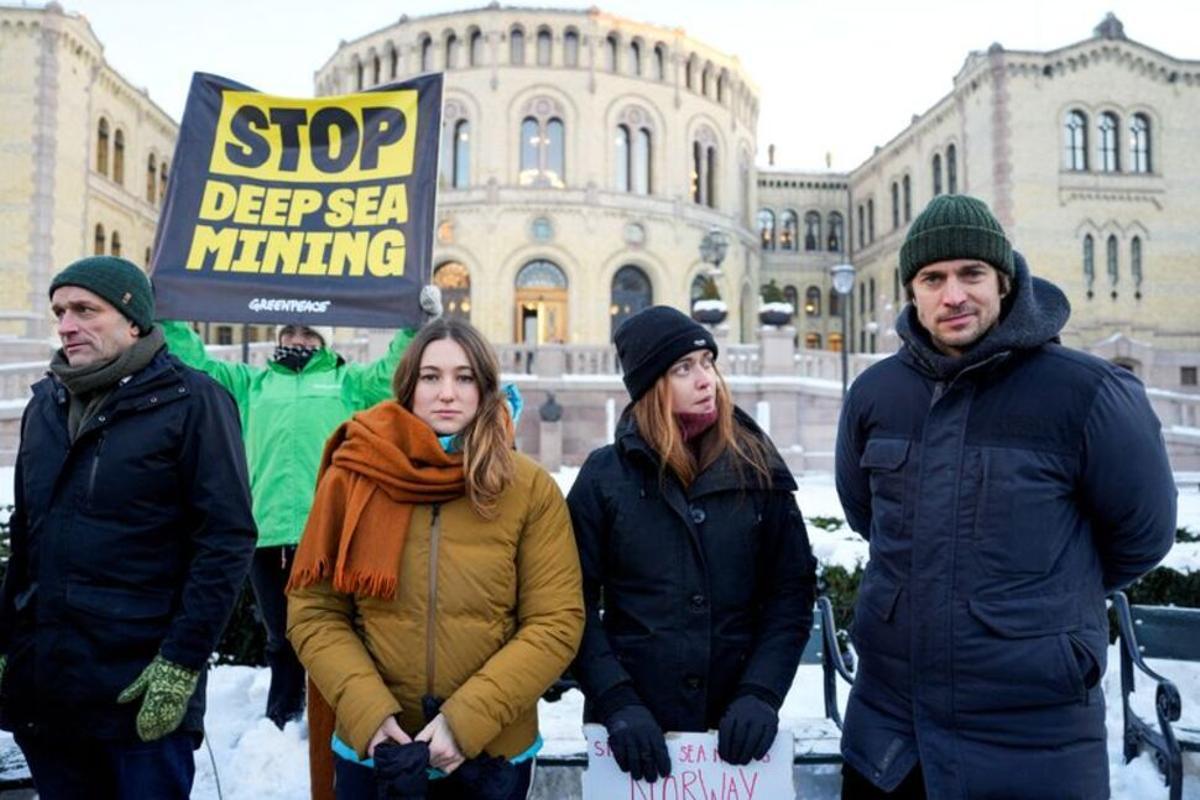 Activistas contra la minería submarina, tras la aprobación del Parlamento de Noruega