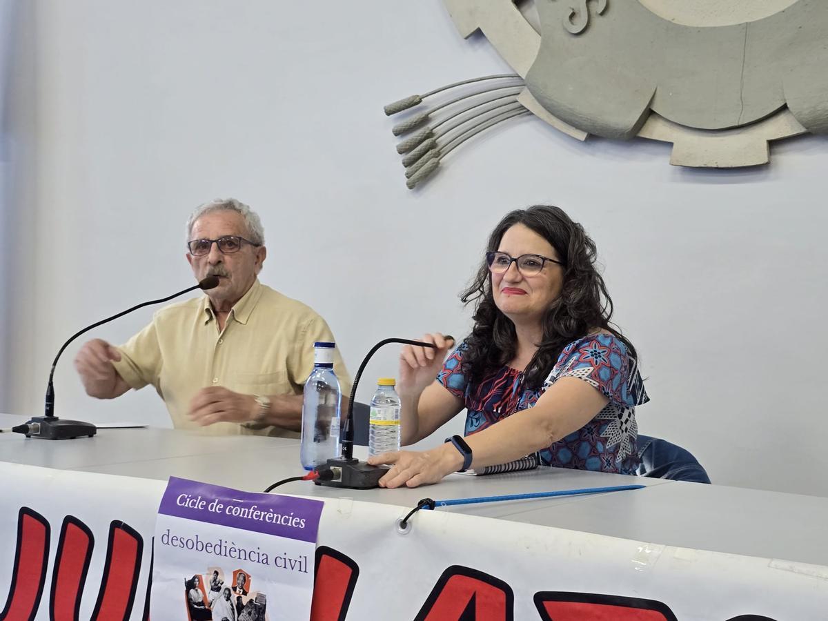 Mónica Oltra, junto a Alfredo Cortell, en un momento de la conferencia.