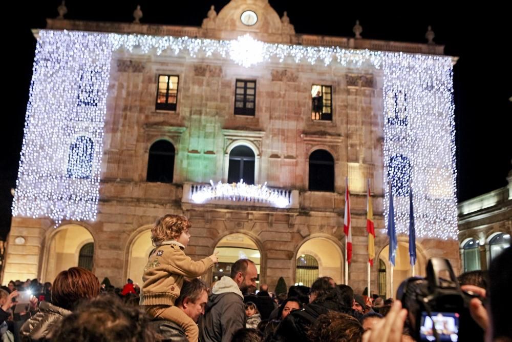 Encendido de luces navideñas en Gijón.