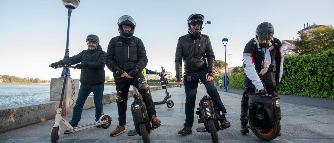 Usuarios de vehículos de movilidad personal en un punto donde se separan los concellos de A Coruña y Culleredo.