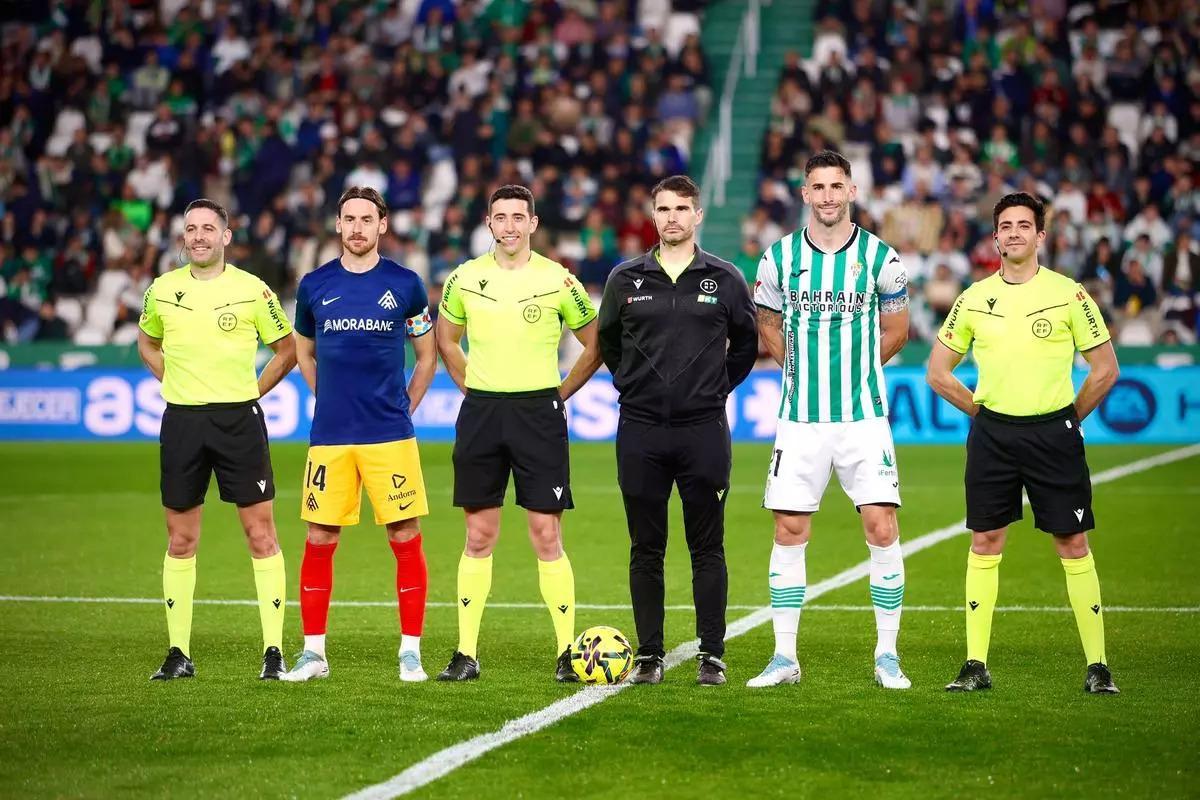 Etayo Herrra, en el centro, antes del pasado Córdoba CF-Andorra en El Arcángel.
