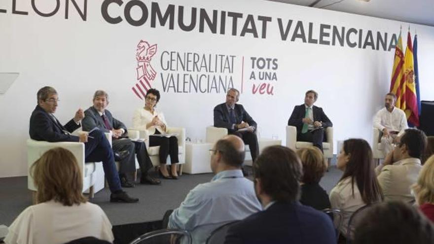 Momentos de la conferencia «Análisis del impacto socio-económico de la Volvo en la provincia».