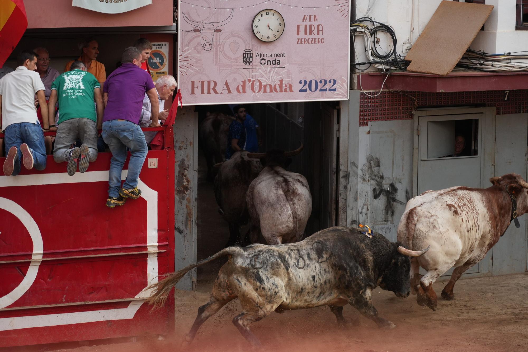 La tarde taurina del viernes de la Fira d'Onda, en imágenes