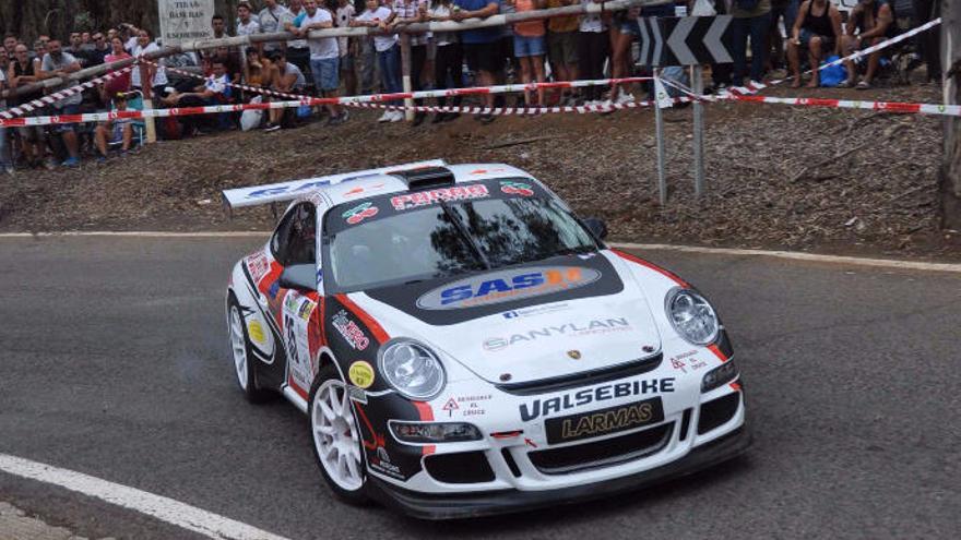 Iván Armas, Porsche 911 GT3-2008, ganador de la prueba, controla una derrapada