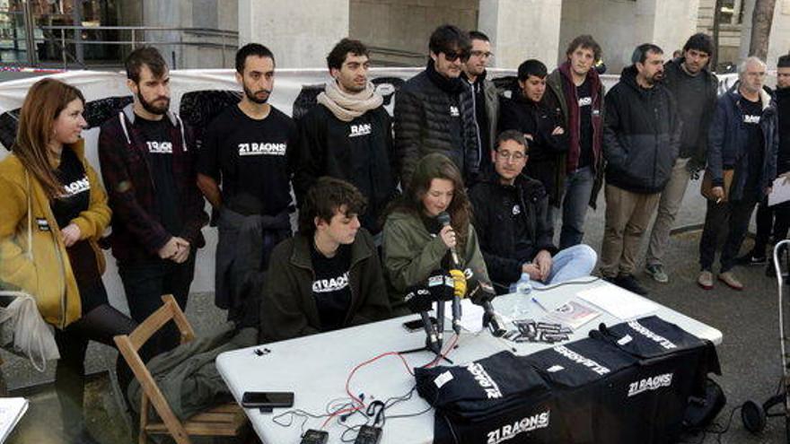 Els encausats pel tall de l&#039;AVE a Girona abans de comparèixer al jutjat.