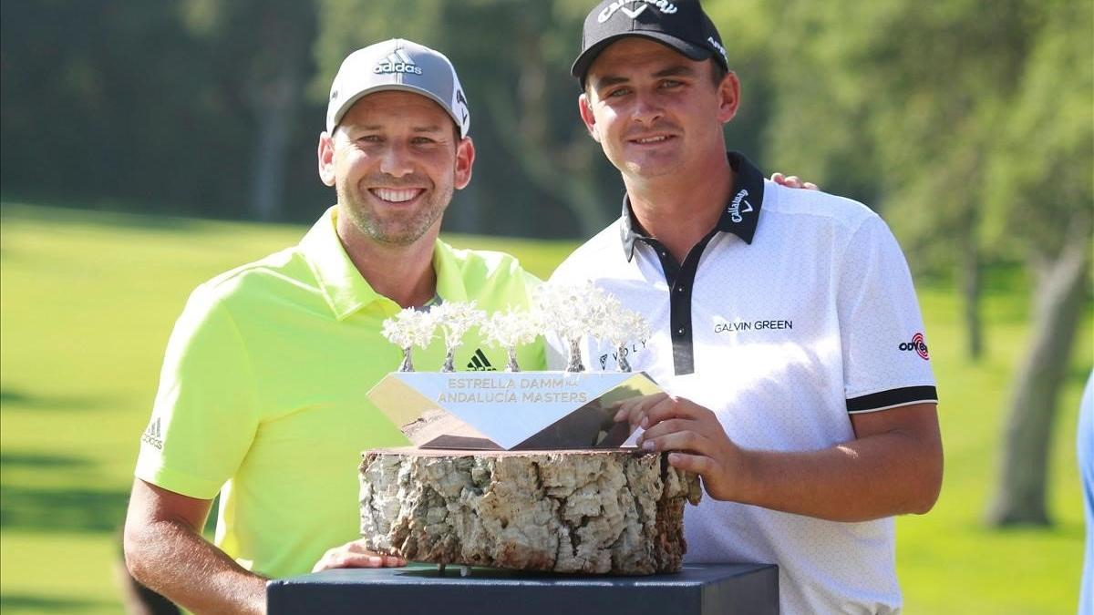 El sudafricano Bezuidenhout recibe el trofeo de campeón de manos de Sergio García