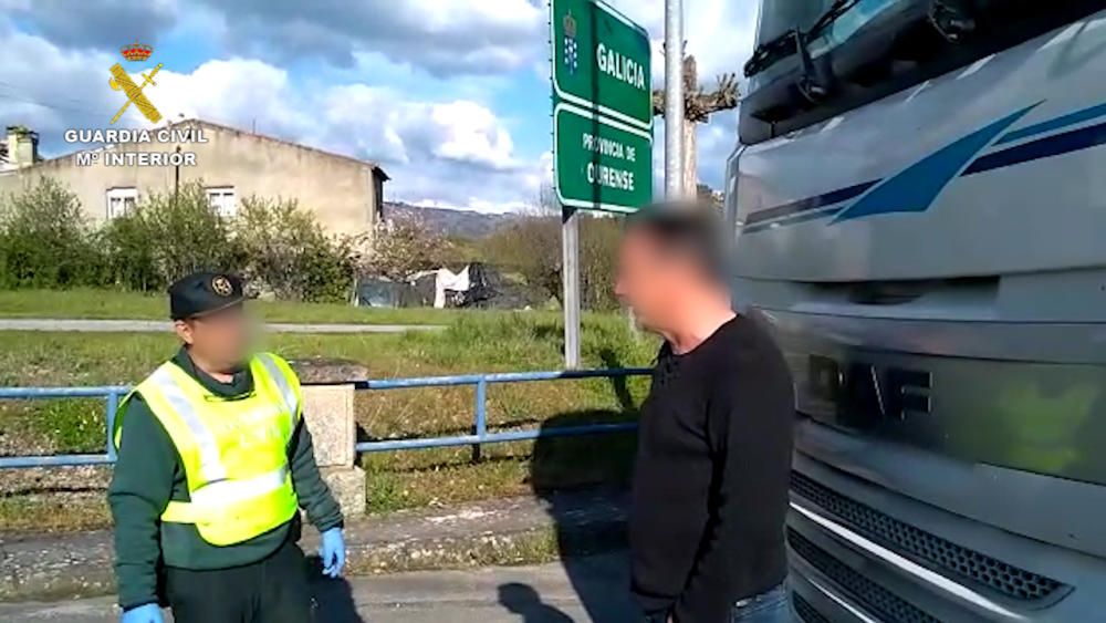 La Guardia Civil escoltó el camión sanitario desde la frontera con Portugal hasta Elche.