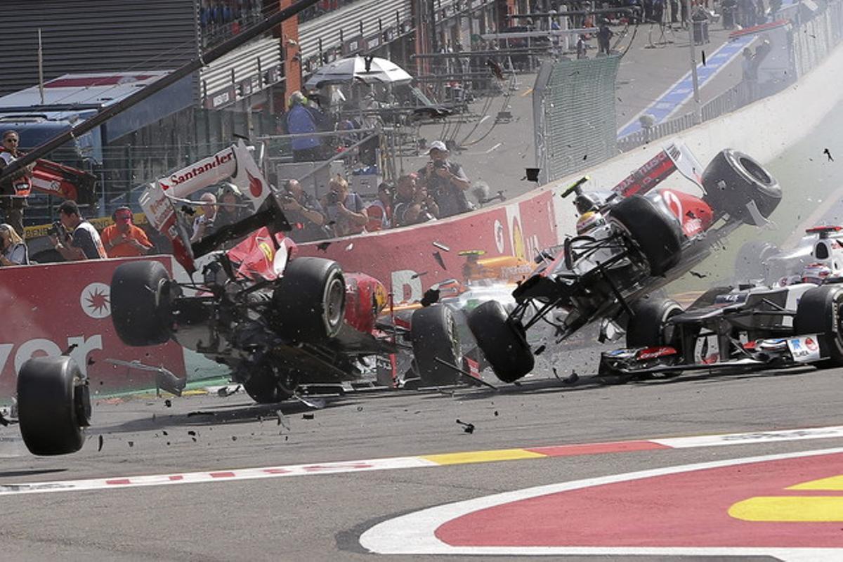 El Ferrari de Alonso (izquierda) y el McLaren de Hamilton (derecha) chocan tras ser embestidos por Grosjean.