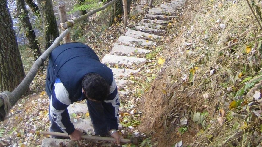 Un voluntario realiza labores de de limpieza y desbroce en una jornada anterior