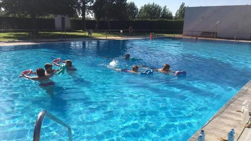 El Ayuntamiento de Coria oferta cursos de natación y acuaerobic en el verano