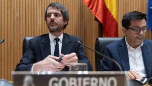 El ministro de Cultura, Ernest Urtasun (i), y el secretario primero de la Mesa del Congreso, Gerardo Pisarello (d), a su llegada a la Comisión de Cultura, en el Congreso de los Diputados