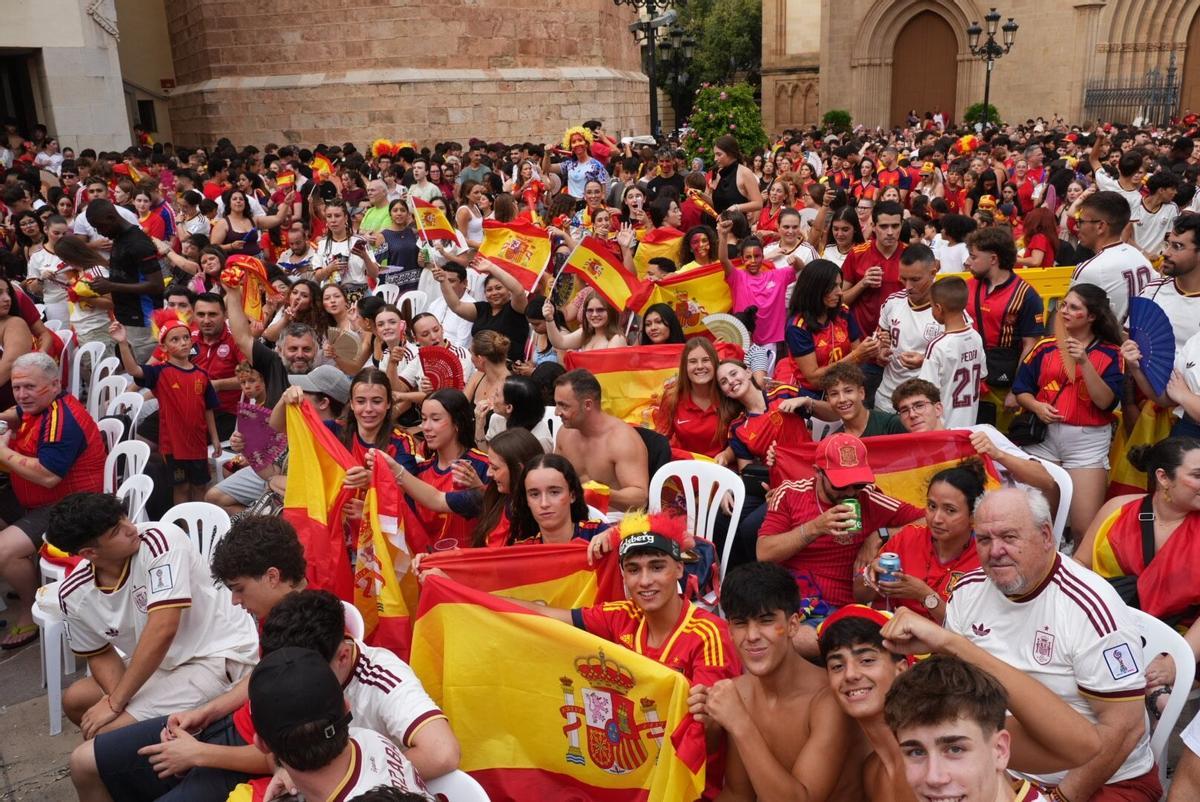 CASTELLON. PLAZA MAYOR. AFICIONADOS DE LA SELECCION ESPAÑOLA DE FUTBOL. VIENDO LA FINAL DEL MUNDIAL CONTRA ARGENTINA. EN LA PANTALLA GIGANTE