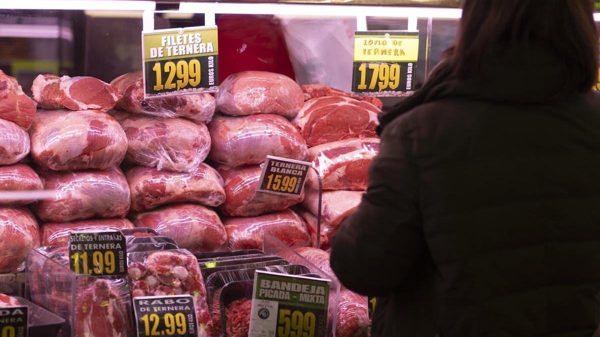 Piezas expuestas en una carnicería. Los precios de los alimentos sigue subiendo.ado, a 15 de marzo de 2023, en Madrid (España). El Índice de Precios de Consumo (IPC) ha subido un 0,9% en febrero en relación al mes anterior y elevó una décima su tasa intera