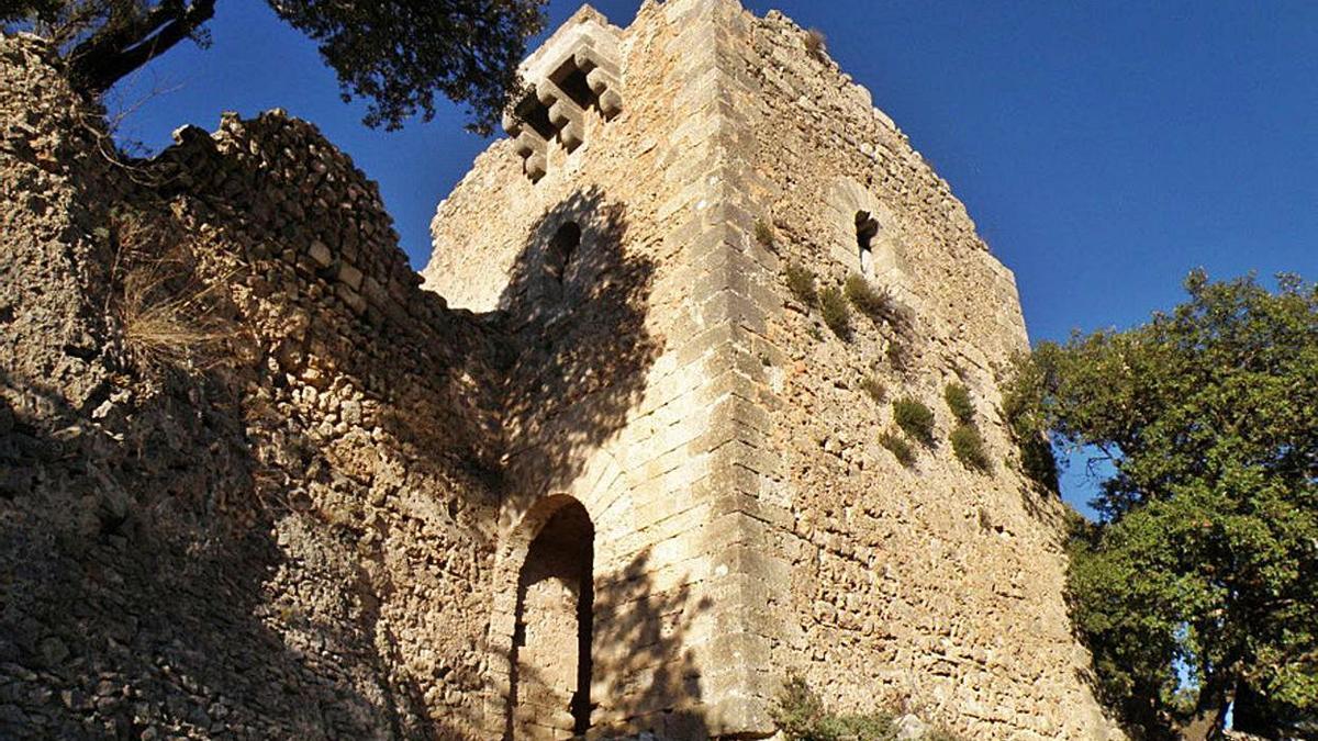 La torre del Homenaje ha perdido la cubierta. | PEP LLUÍS POL