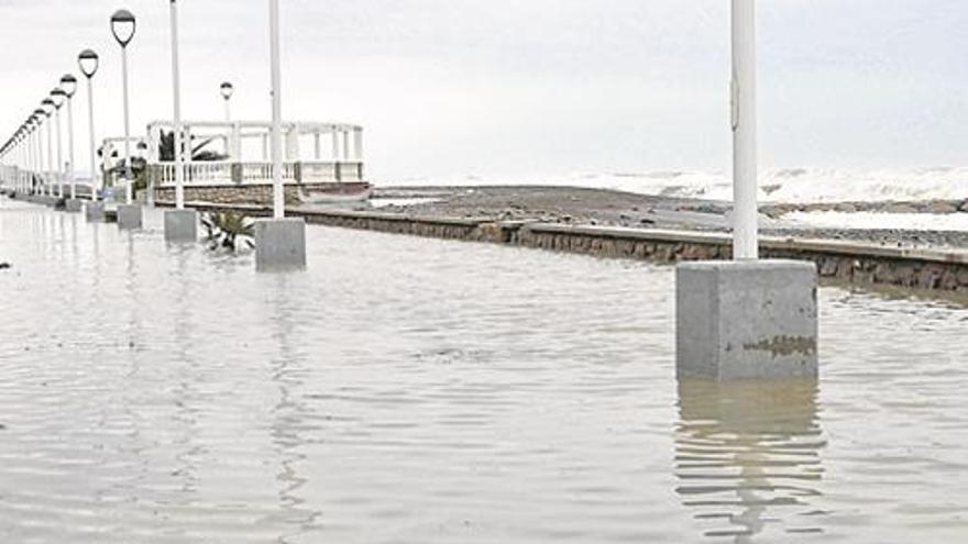 El viento sucede a nieve y lluvia y se ceba con la costa castellonense