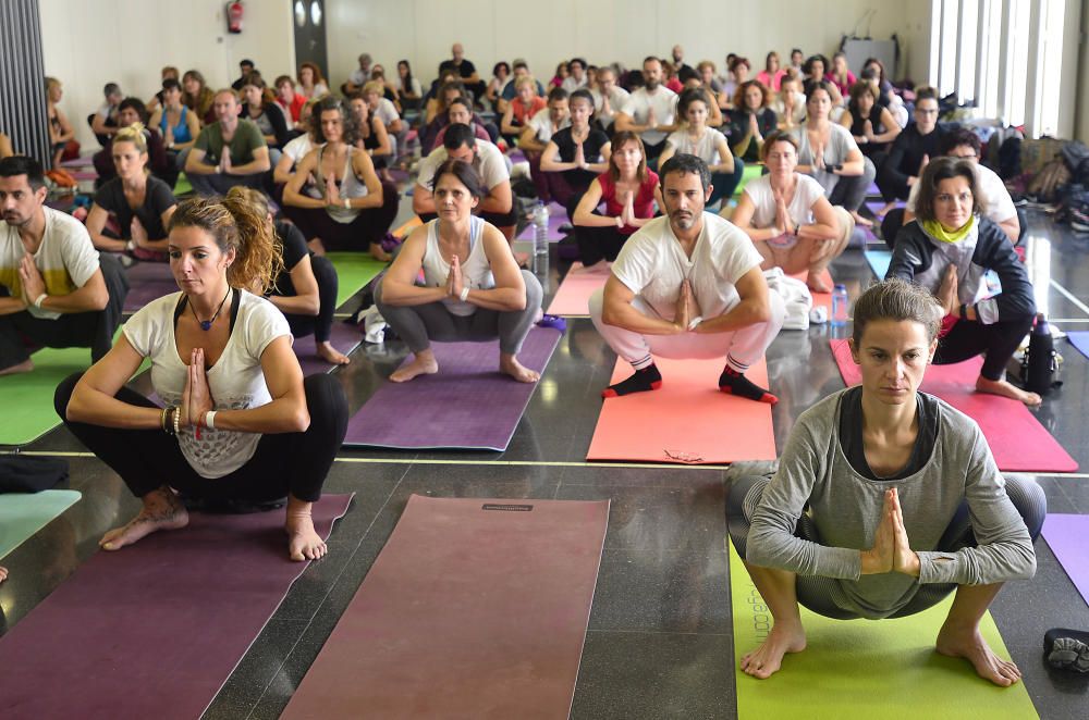 El yoga toma el Centro de Congresos de Elche