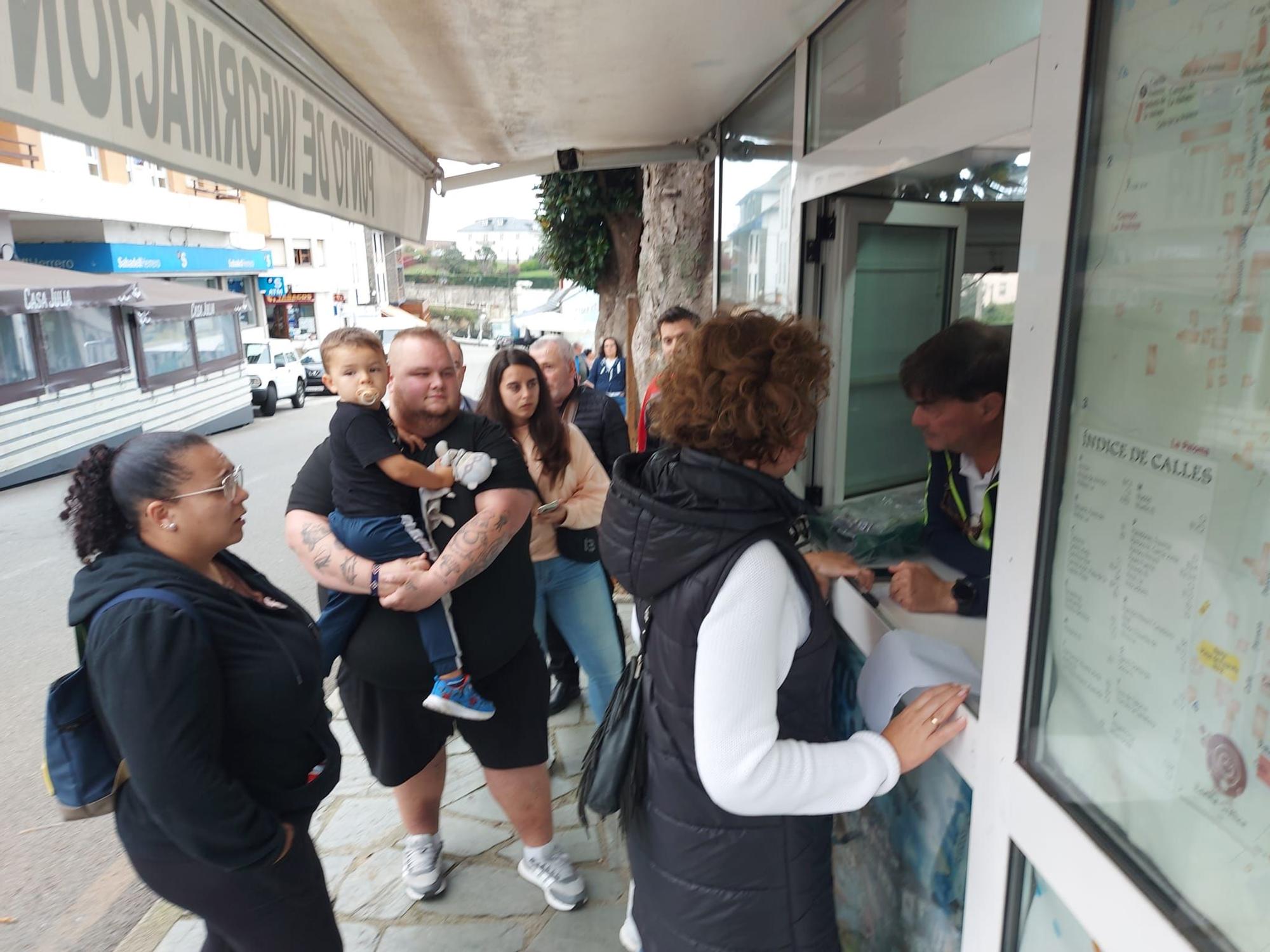 En imágenes: Colas en Puerto de Vega para conseguir una entrada para el partido de la Copa del Rey