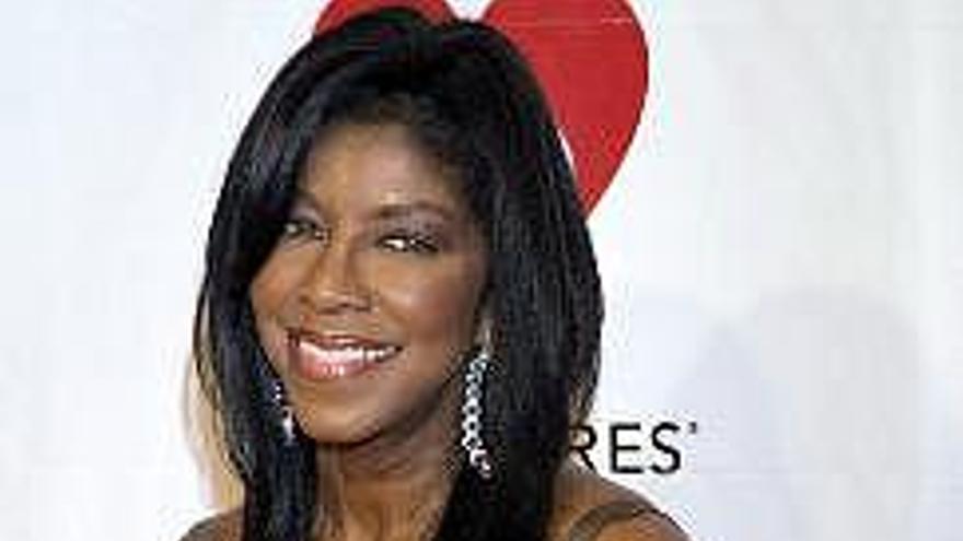 La cantante estadounidense Natalie Cole a su llegada a la entrega de los premios MusiCares Person of the Year (Persona del Año) en el centro de convenciones de Los Ángeles,