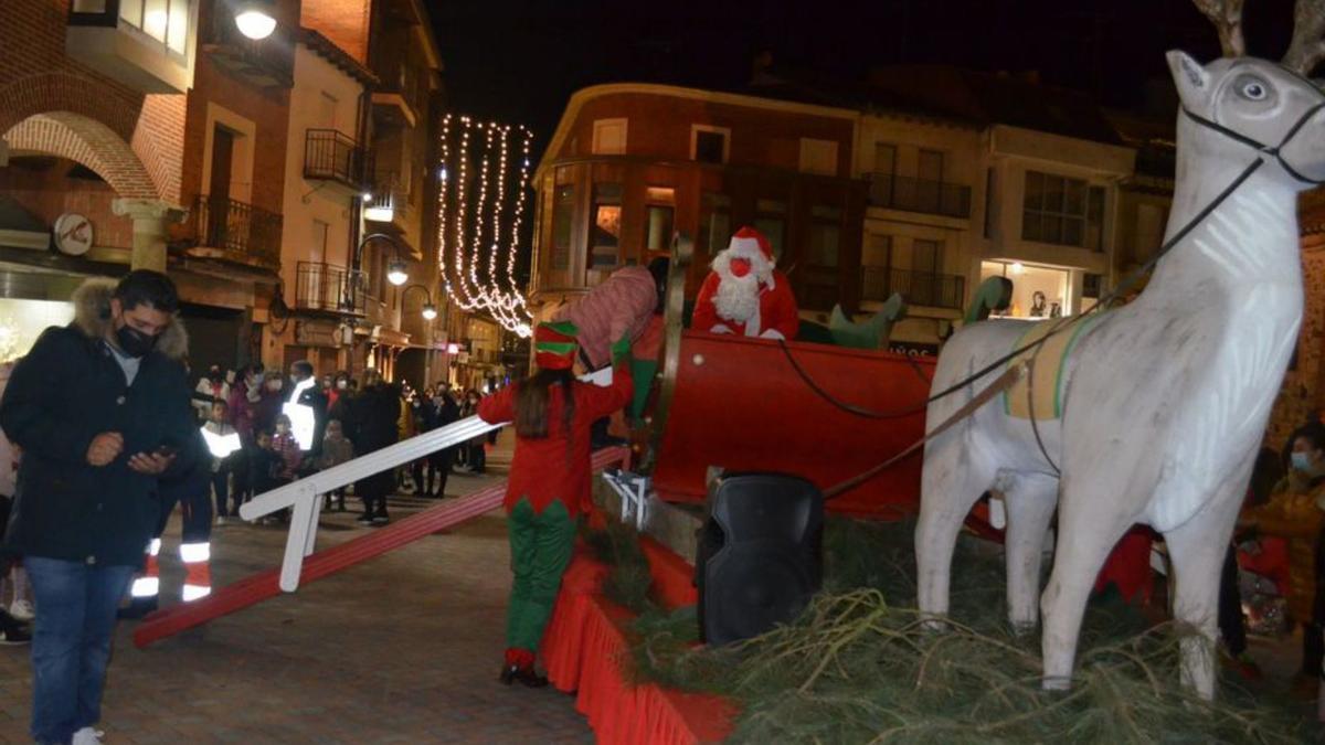 Los niños con sus padres hacen cola para conocer a Papá Noel. | E. P.