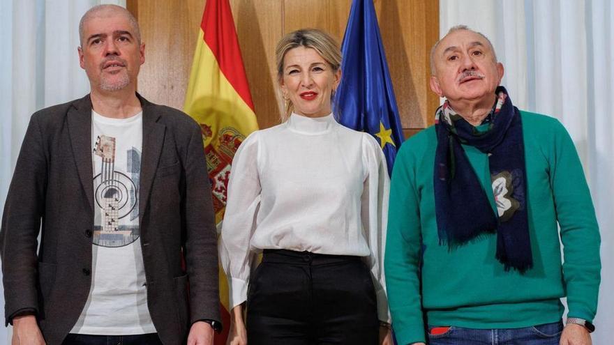 Unai Sordo (CCOO), Yolanda Díaz i Pepe Álvarez (UGT), al gener a Madrid.
