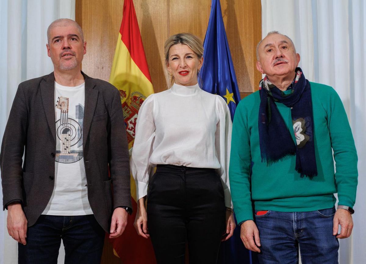 Unai Sordo (CCOO), Yolanda Díaz i Pepe Álvarez (UGT), al gener a Madrid.