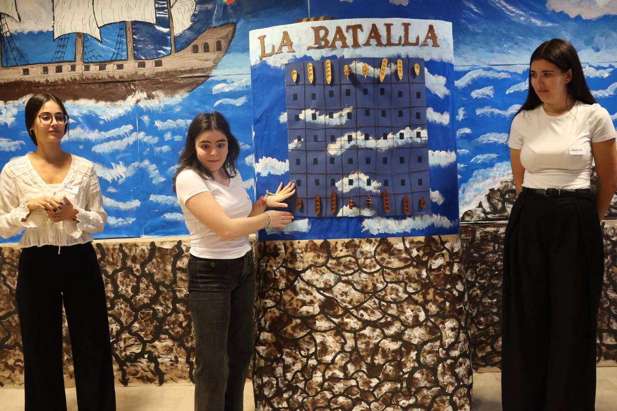 Las alumnas explican una de las actividades programadas dentro del proyecto.