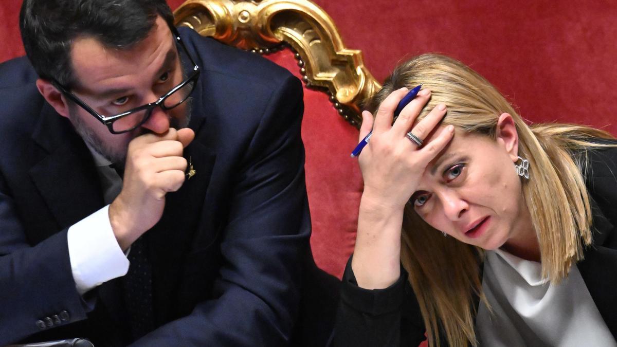 La primera ministra italiana, Giorgia Meloni, y el ministro de Infraestructuras y Transporte, Matteo Salvini, durante un debate en el Senado.