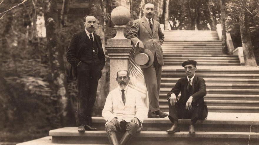 Agüistas en la escalinata del bosque de Mondariz Balneario en la década de 1920-1930.