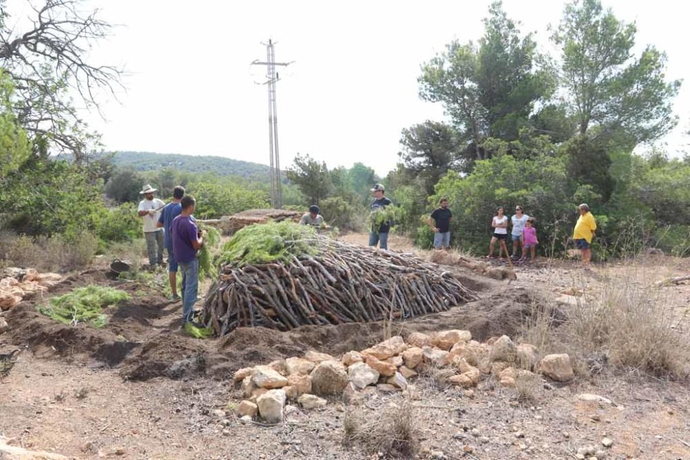 Los vecinos de es Cubells construyen su ''sitja''