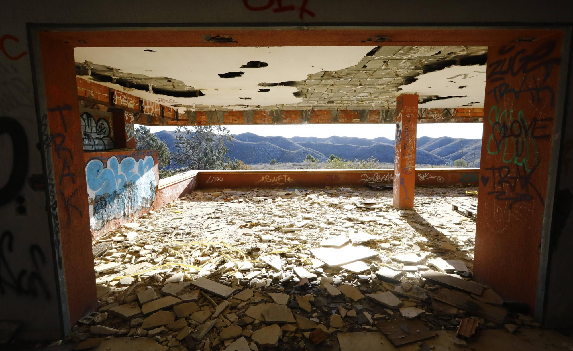 Así se encuentra el abandonado casino Montesblancos, en Alfajarín