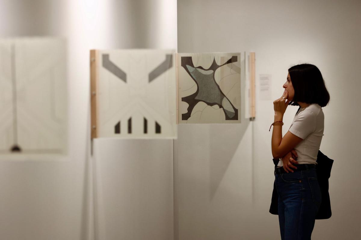 Una visitante contempla una de la sobras de 'El movimiento de la idea'.