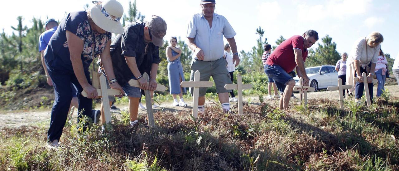 Vecinos de Catoira, durante las protestas alrededor del taller de pirotecnia de Coaxe.