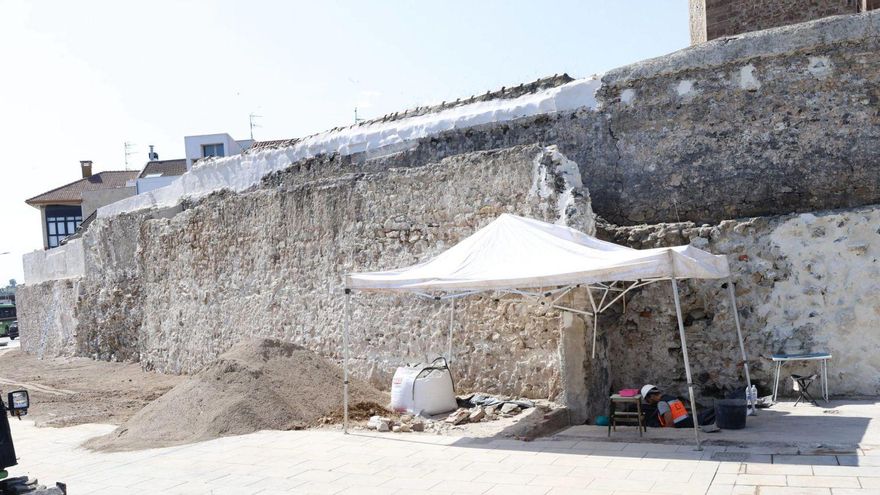 La muralla medieval de Avilés mantendrá los recrecidos de ladrillo para evitar posibles derrumbes