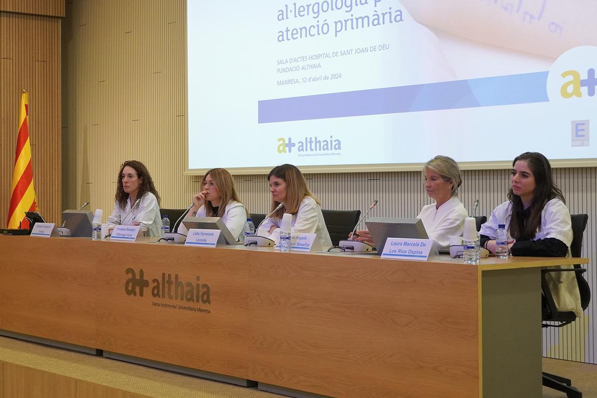 Participants en una de les taules de la jornada sobre al·lergologia a la sala d'actes de l'Hospital Sant Joan de Déu