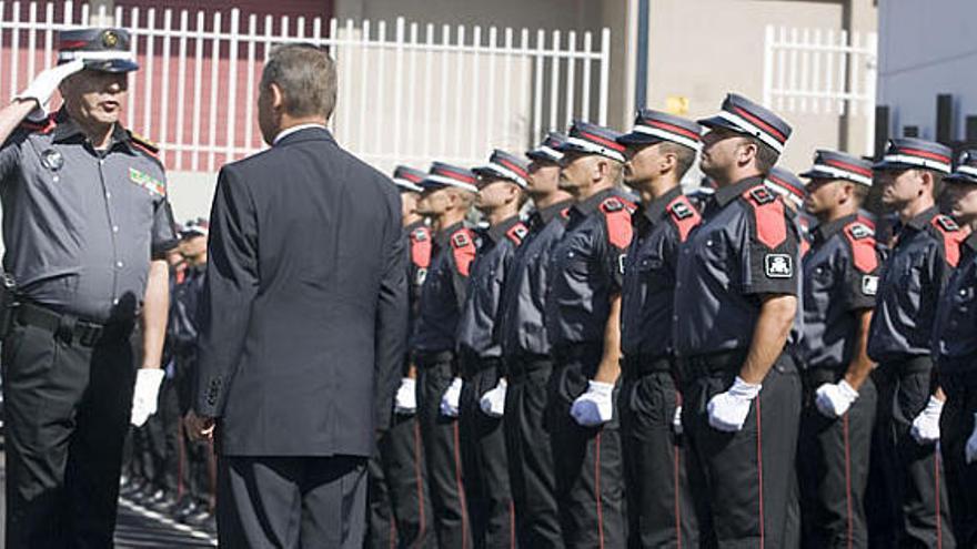 Ignacio Badenas y el presidente Rivero junto a los agentes de la Policía Canaria el día de su presentación. i J.L. GONZÁLEZ