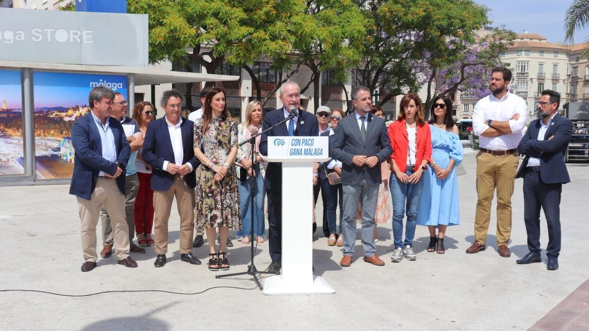 El alcalde y candidato del PP, Paco de la Torre, este martes en un acto de precampaña con otros miembros de su lista.