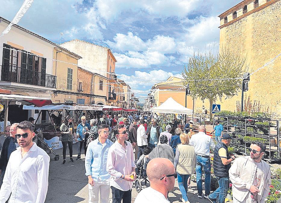 La ‘Fira de Sant Francesc’ llenó de público las calles.