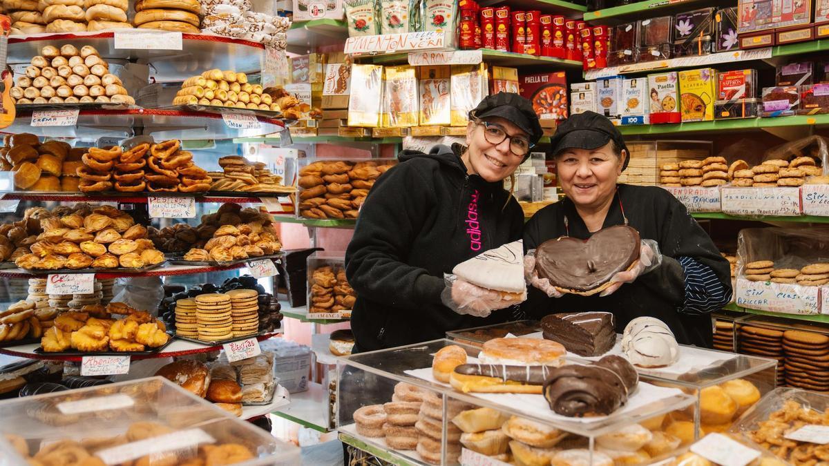 Rosa y Alejandra posan con algunos de los productos estrella de Mantequería Bermejo, en Madrid: pepitos, cuernos o cuñas rellenas de crema o chocolate.